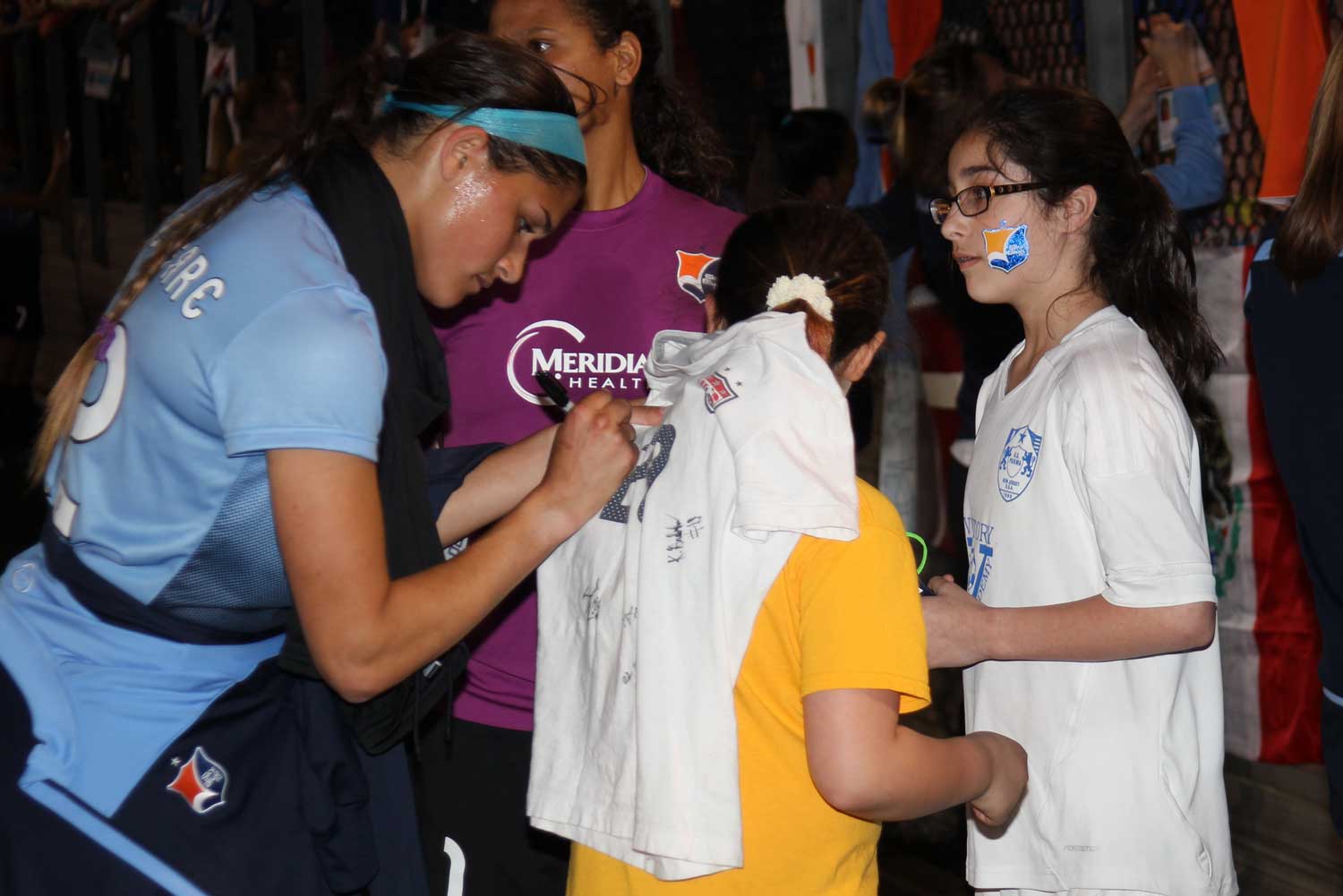 Kim DeCesare signing autographs.
