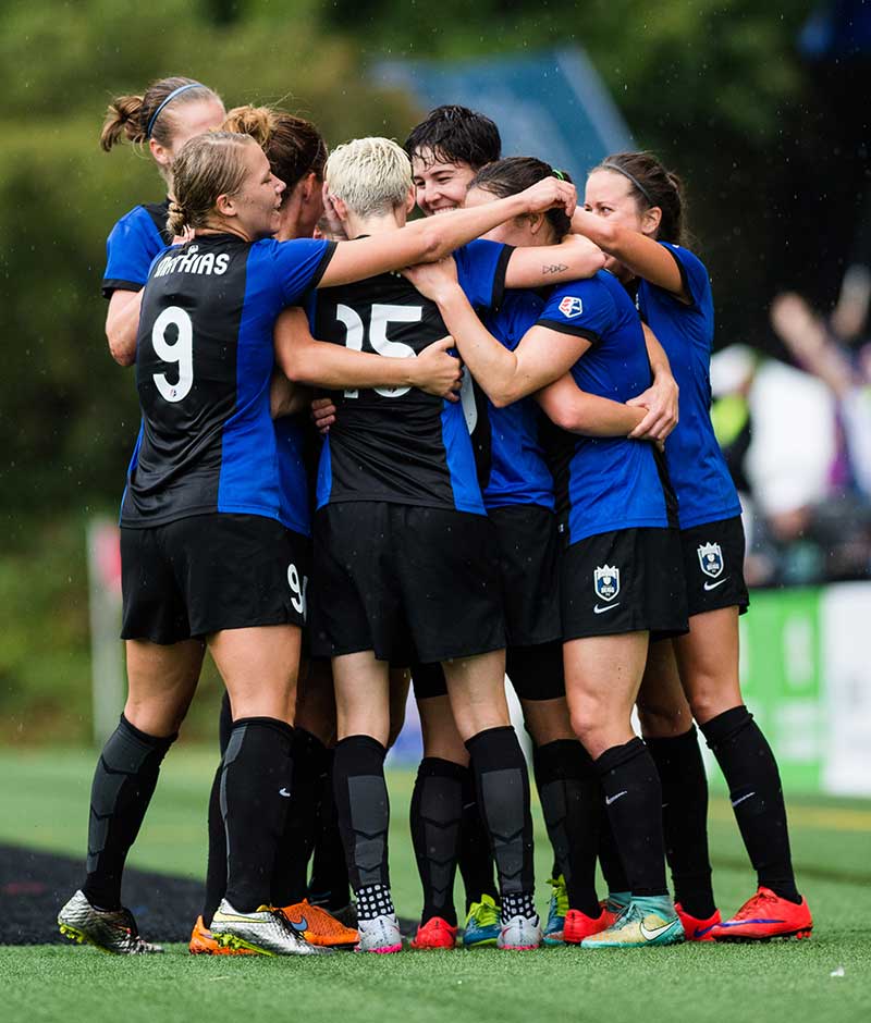 Seattle Reign FC team hug.