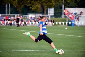 Nicole Barnhart warming up for FC Kansas City.