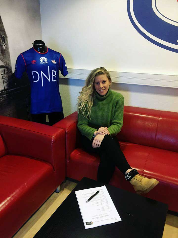 Tine Schryvers signs first professional contract. Courtesy of Schryvers.