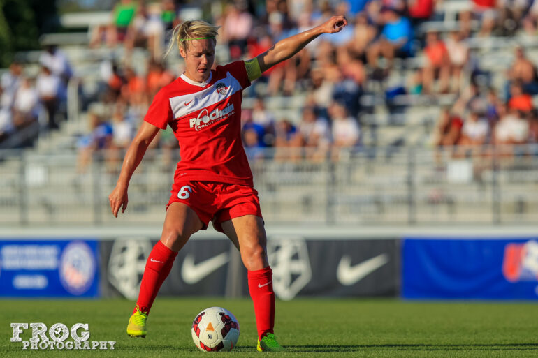 Lori Lindsey controls the ball during the game on August 16, 2014.