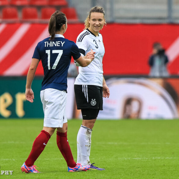 France's Gaëtane Thiney (17) and Germany's Josephine Henning (3)