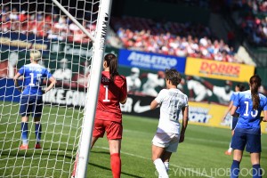 Hope Solo and Sarah Gregorius before a corner kick.