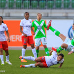 Jessica Houara (PSG) and Alex Popp (WOB) during the first leg of one of the UEFA Women's Champions League semifinals.