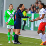 Marie-Laure Delie (PSG) has a conversation with the referee.