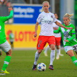 Caroline Seger (PSG) surveys her options.