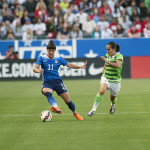 Ali Krieger shields the ball from Mónica Ocampo.
