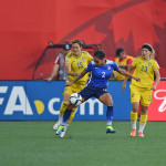 Sweden's Therese Sjögran and Elin Rubensson sandwich USA's Sydney Leroux.