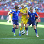 USA's Meghan Klingenberg and Becky Sauerbrunn sandwich Sweden's Sofia Jakobsson.