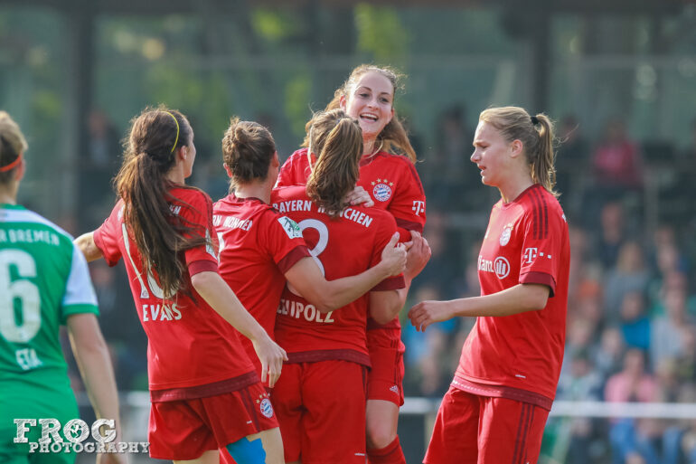 Bayern Munich celebrates its second goal scored by Melanie Leupolz.