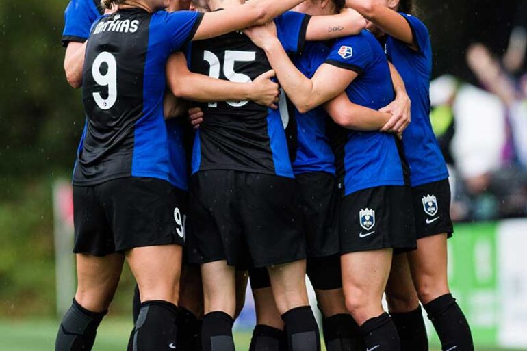 Seattle Reign FC team hug.