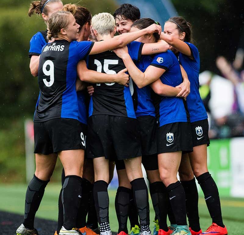 Seattle Reign FC team hug.