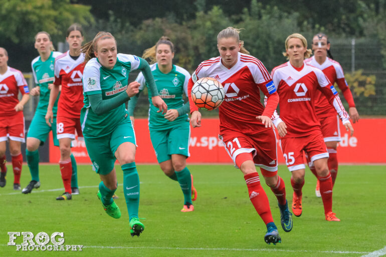 Sandra Hausberger (WB) and Ana-Maria Crnogorčević (FFC) have their eyes on the ball.