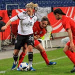 Lena Goeßling (GER) and Fara Williams (ENG).