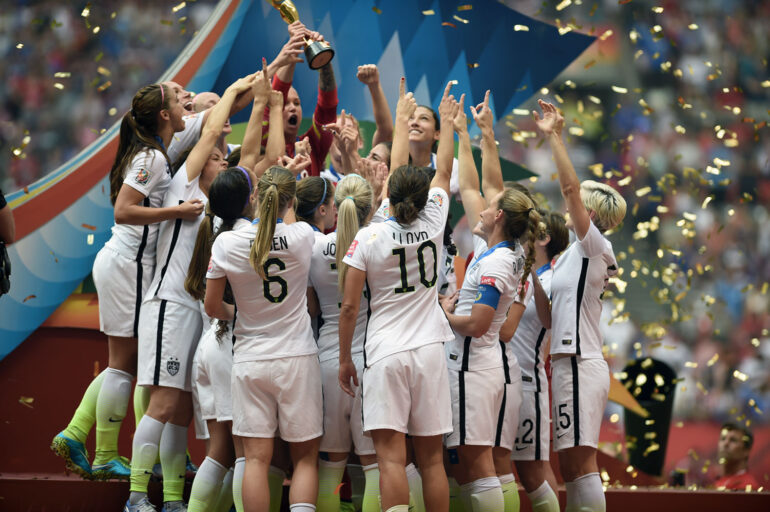 uswnt lifts 2015 world cup trophy