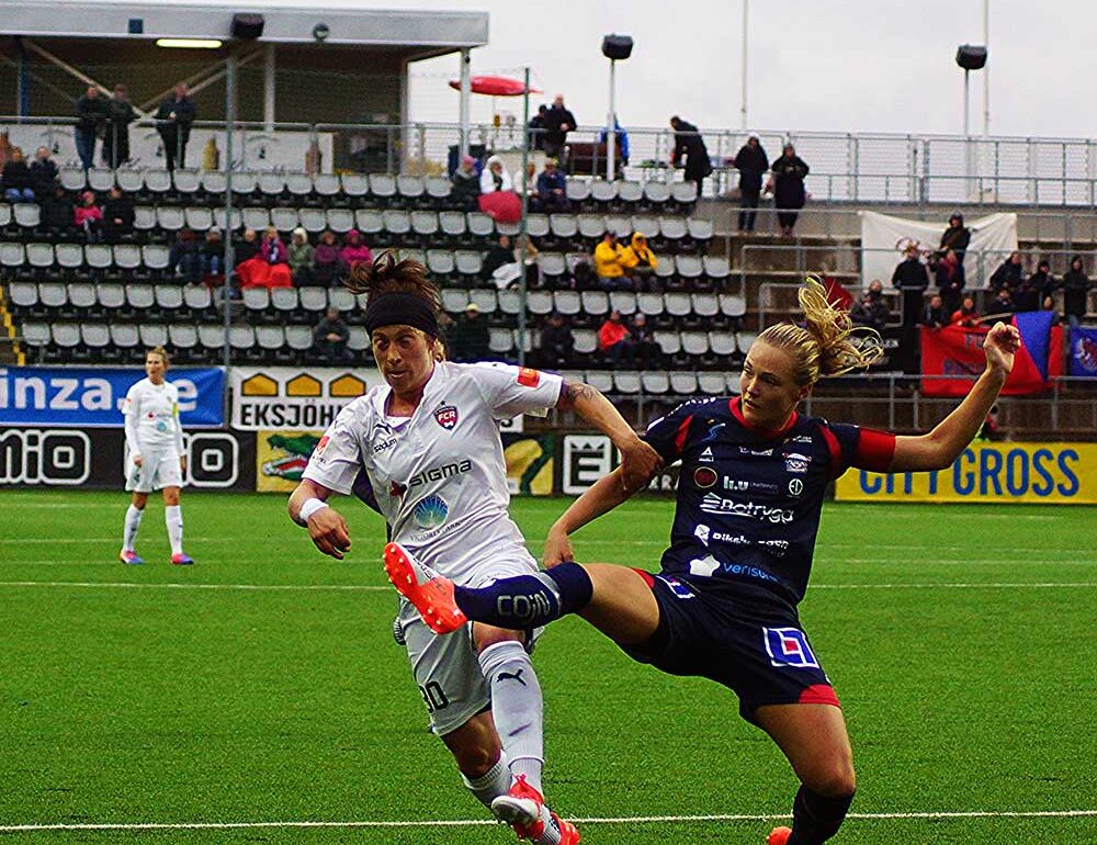 Ella Masar McLeod of FC Rosengard and Magdalena Ericsson of Linkoping. Photo by Rainer Fussganger.