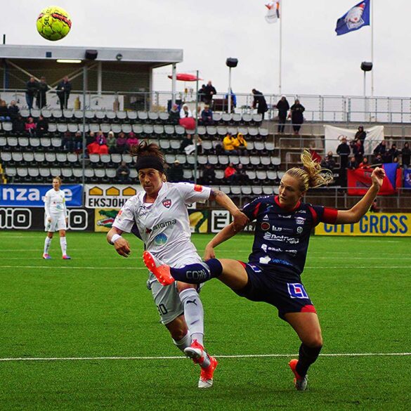 Ella Masar McLeod of FC Rosengard and Magdalena Ericsson of Linkoping. Photo by Rainer Fussganger.