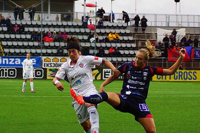Ella Masar McLeod of FC Rosengard and Magdalena Ericsson of Linkoping. Photo by Rainer Fussganger.