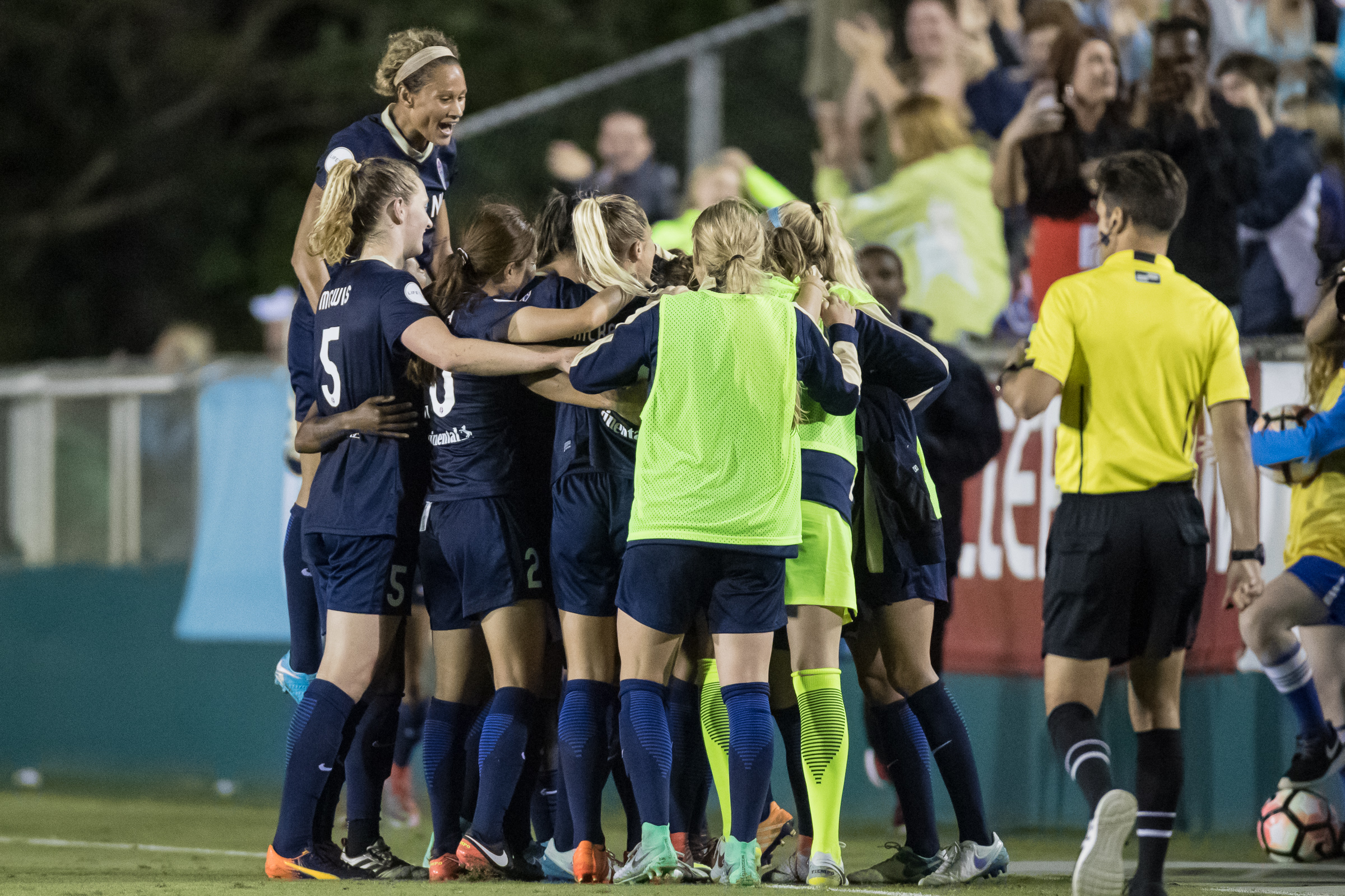 The North Carolina Courage celebrate Debinha's goal (Shane Lardinois).