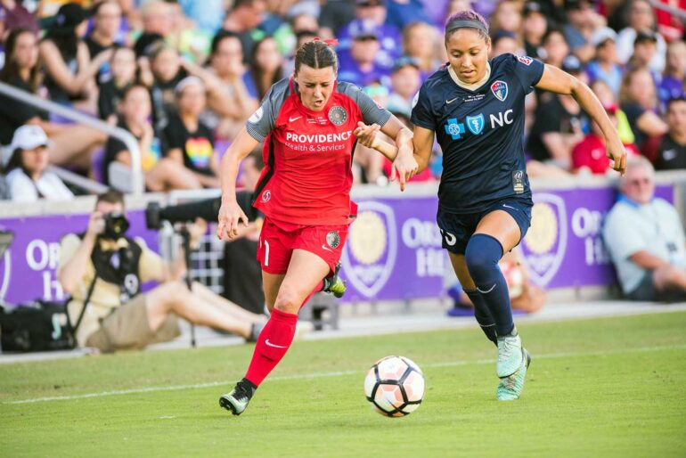 Hayley Raso and Jaelene Hinkle vie for the ball during the 2017 NWSL Championship. (Monica Simoes)