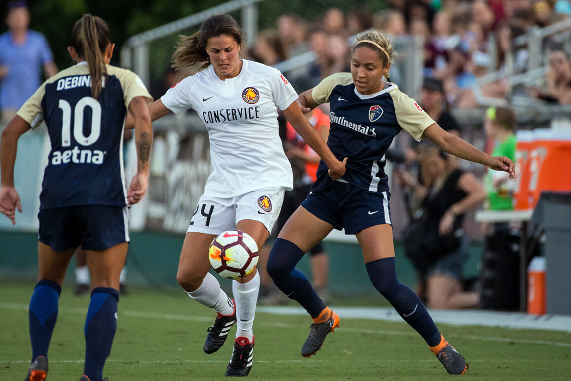 Katie Stengel looks to maneuver past Debinha and Jaelene Hinkle. (Shane Lardinois)