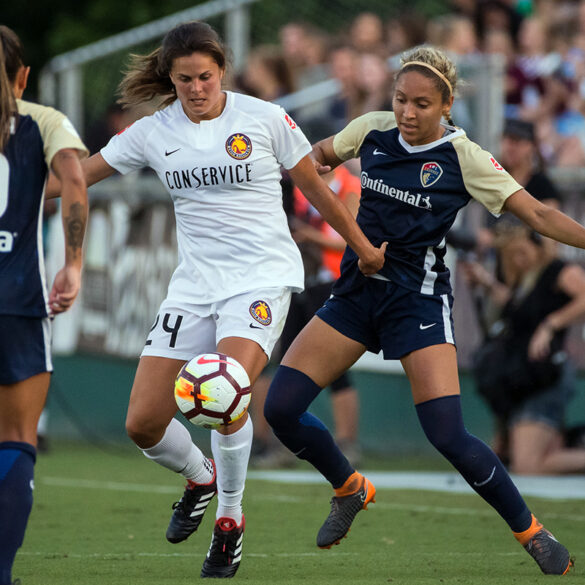 Katie Stengel looks to maneuver past Debinha and Jaelene Hinkle. (Shane Lardinois)