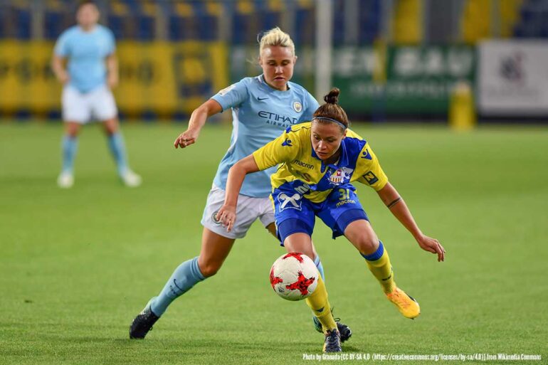 Izzy Christiansen battles Stefanie Enzinger in Champions League action. (Granada, WikiCommons)