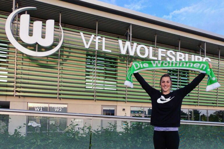 Mary Earps outside Wolfsburg's offices after signing with the club. (Mary Earps, Twitter)