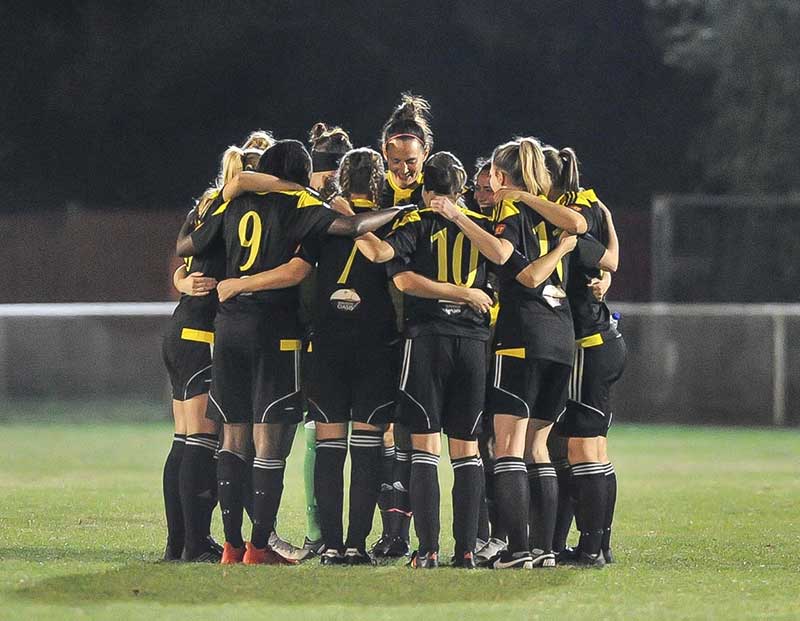 Crawley Wasps team huddle (Crawley Wasps).