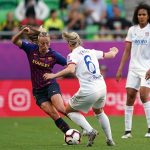 Barcelona's Toni Duggan taking on Lyon's Amandine Henry. (Daniela Porcelli / OGM)