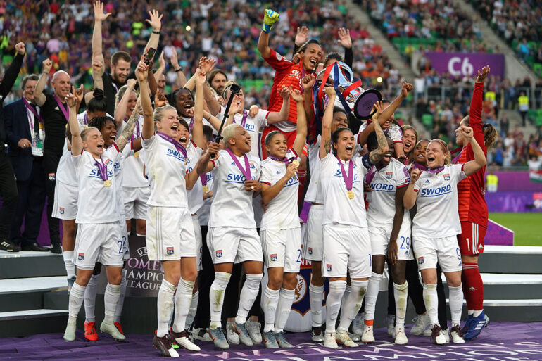 Lyon lifting the Champions League trophy. (Daniela Porcelli / OGM)