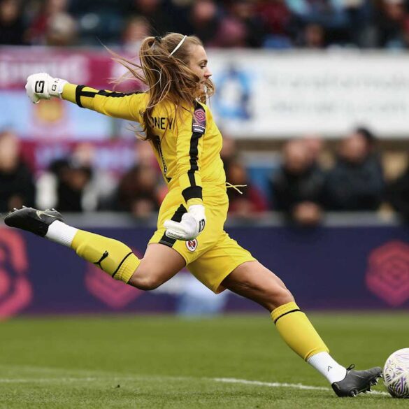 Reading FC's Grace Moloney taking a goal kick. (Reading FC)