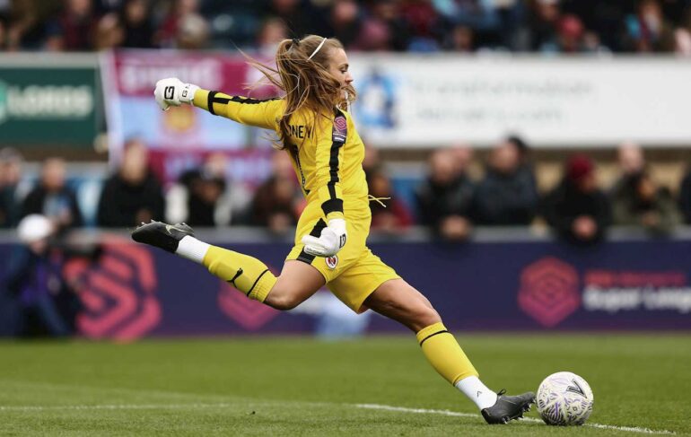 Reading FC's Grace Moloney taking a goal kick. (Reading FC)