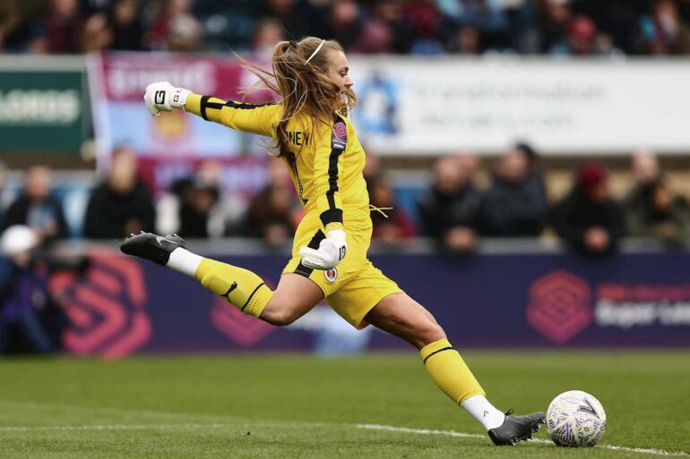 Reading FC's Grace Moloney taking a goal kick. (Reading FC)