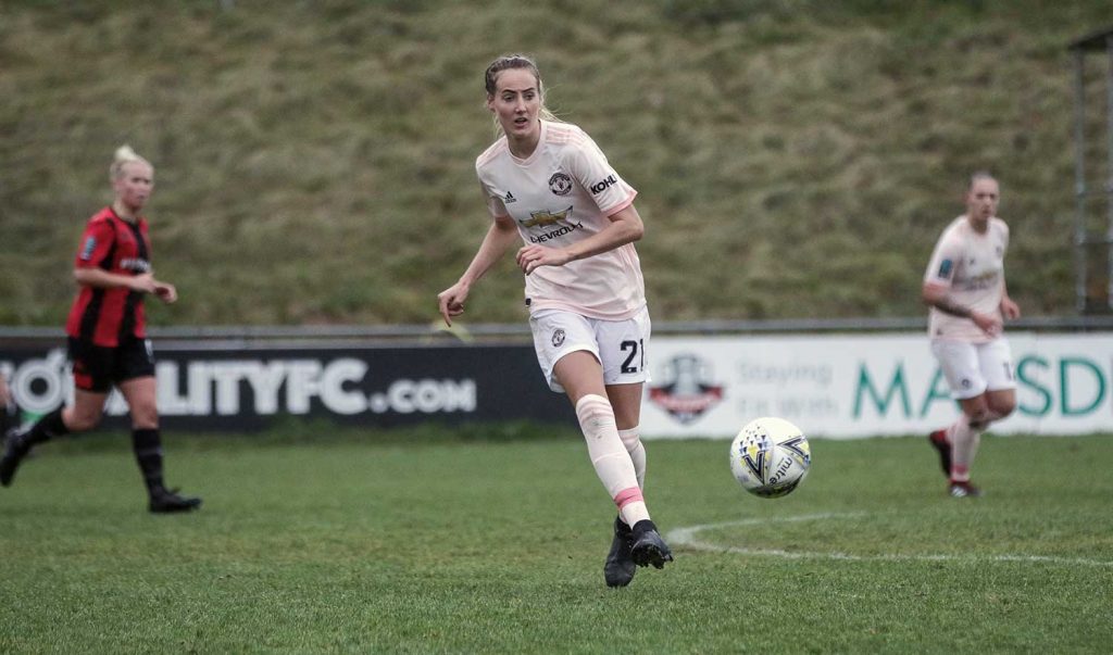 Manchester United's Millie Turner on the ball. (James Boyes / James Boyes from UK [CC BY 2.0 (https://creativecommons.org/licenses/by/2.0)])