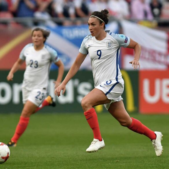 Jodie Taylor on the ball for England during Euro 2017. (Ailura / https://commons.wikimedia.org/wiki/File:20170719_WEURO_ENG_SCO_5878.jpg)