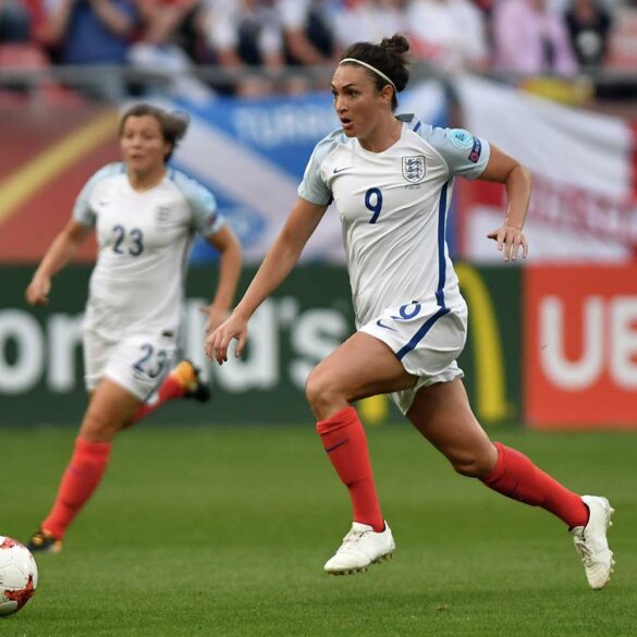 Jodie Taylor on the ball for England during Euro 2017. (Ailura / https://commons.wikimedia.org/wiki/File:20170719_WEURO_ENG_SCO_5878.jpg)