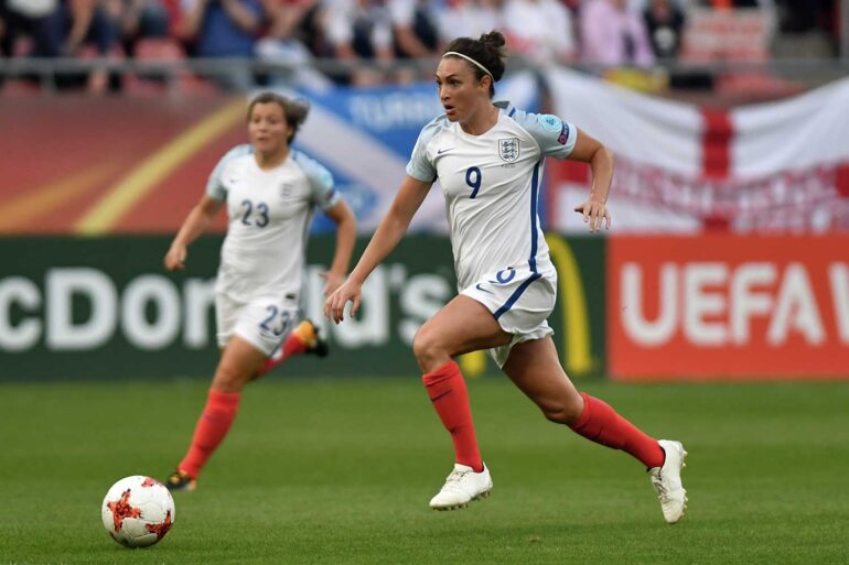 Jodie Taylor on the ball for England during Euro 2017. (Ailura / https://commons.wikimedia.org/wiki/File:20170719_WEURO_ENG_SCO_5878.jpg)