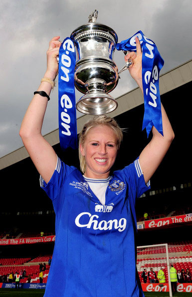 Natasha Dowie lifting FA Cup trophy. (Clive Mason / Getty Images Europe)