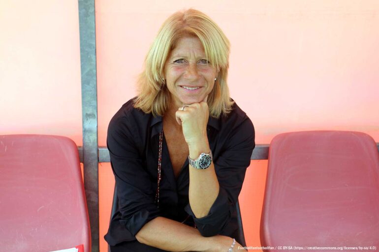 Former Italian international Carolina Morace sitting on the sidelines. (Footballfanfootballfan / CC BY-SA (https://creativecommons.org/licenses/by-sa/4.0))