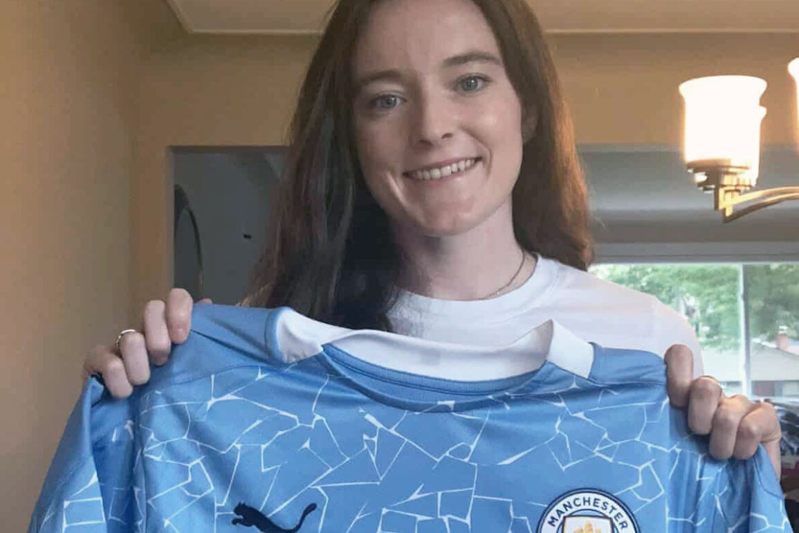 Rose Lavelle holding up a Manchester City jersey. (Manchester City)