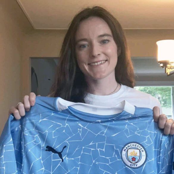 Rose Lavelle holding up a Manchester City jersey. (Manchester City)