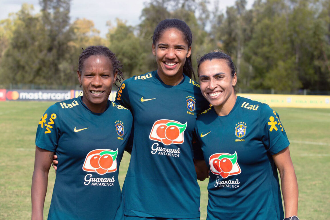 Lais Araujo (middle) with Formiga and Marta during camp with the Brazilian National Team.