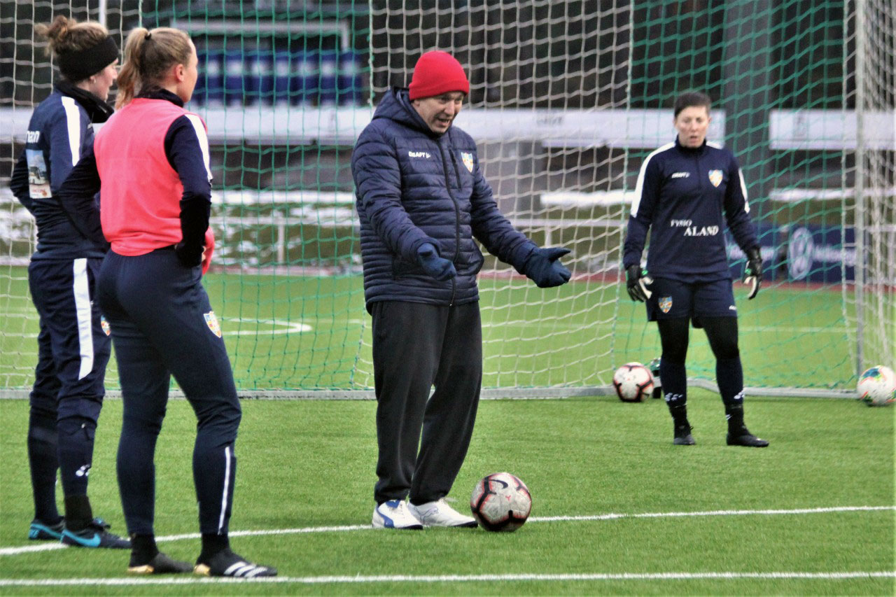 Aland United manager Steve Beeks during training. (Aland United)