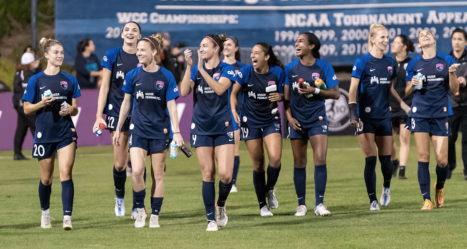 Jodie Taylor, center #9, thanks the crowd with her San Diego Wave FC teammates. (Manette Gonzales/OGM)