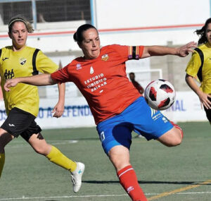 Pili Espadas playing for long-time club, UD Collerense. (Esports Base Mallorca)