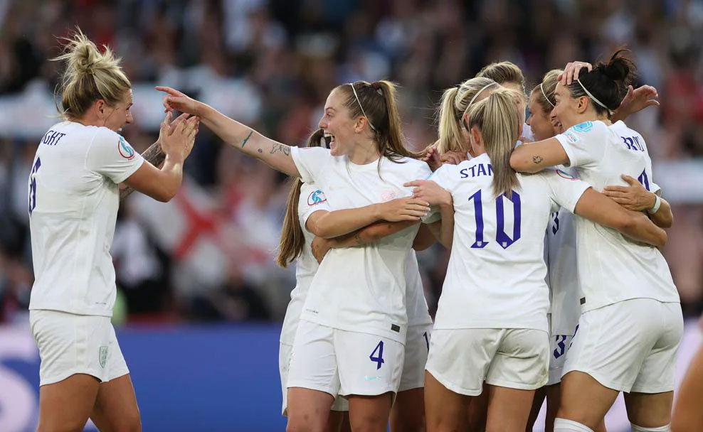 England celebrates during its Euro 2022 semifinal match against Sweden. (Getty Images)