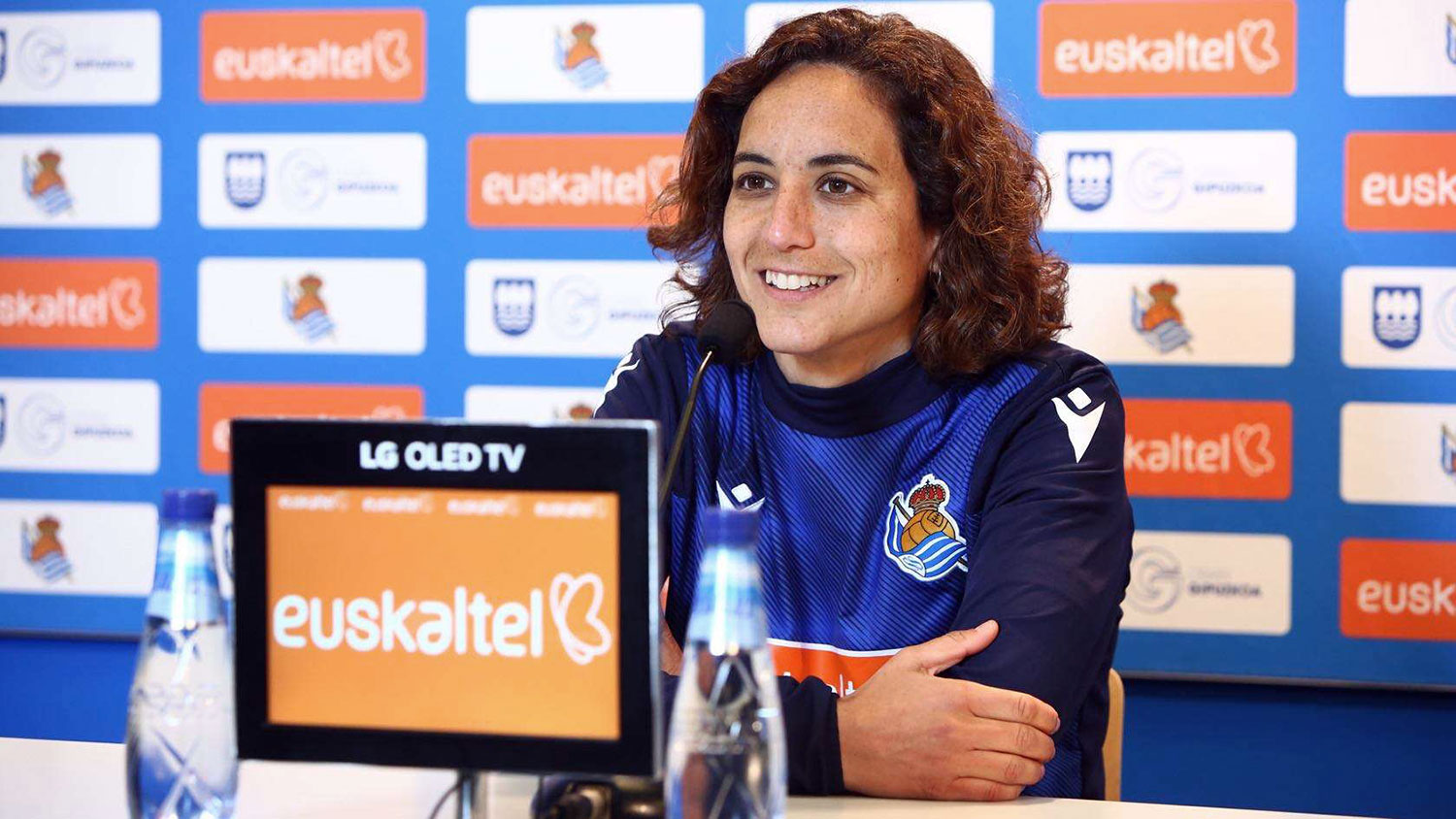 Real Sociedad head coach Natalia Arroyo addressing the media. (Real Sociedad)