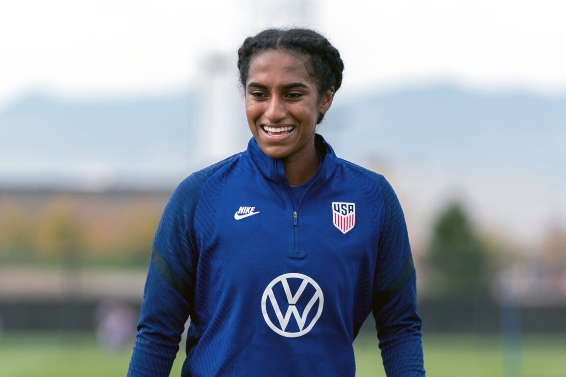 Naomi Girma training with the U-20 USWNT.